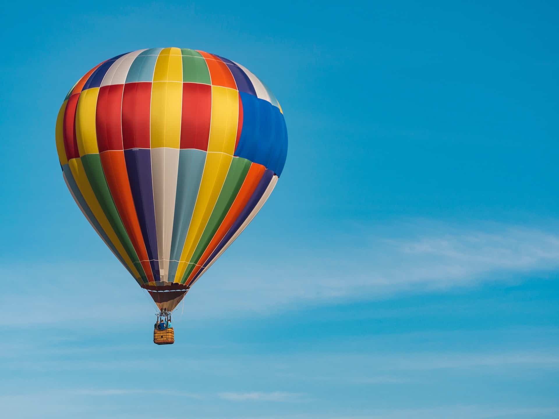 up-breathing-script-balloon-image hypnobirthing visualisation image of a brightly coloured hot air balloon floating up into a clear blue sky